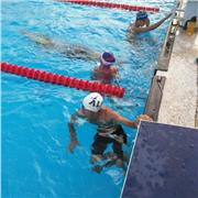 Nadador de alto rendimiento imparte clases para niños de todas las edades